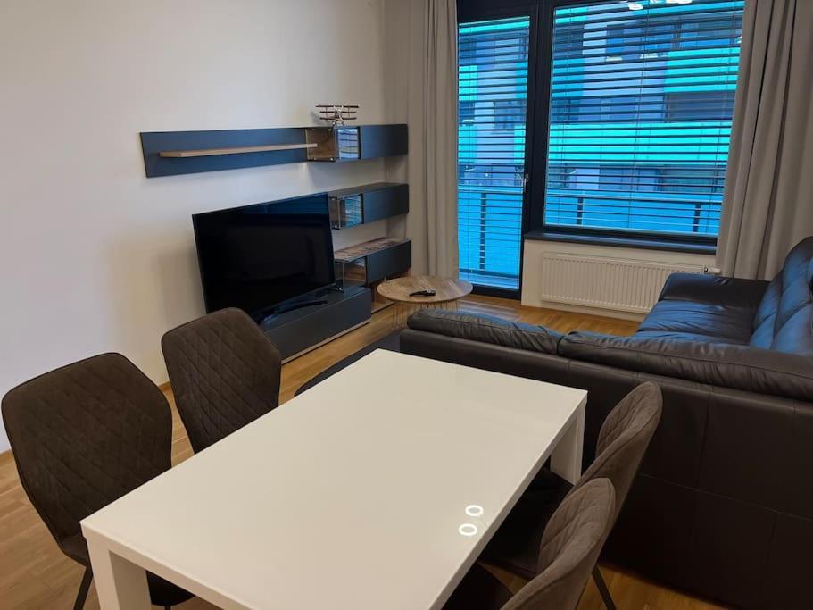 Apartman Holesovice,Balkon,Garaz プラハ エクステリア 写真
