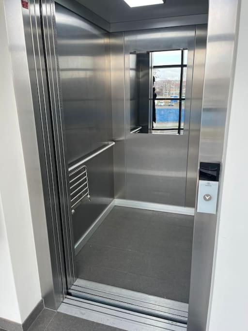 Apartman Holesovice,Balkon,Garaz プラハ エクステリア 写真
