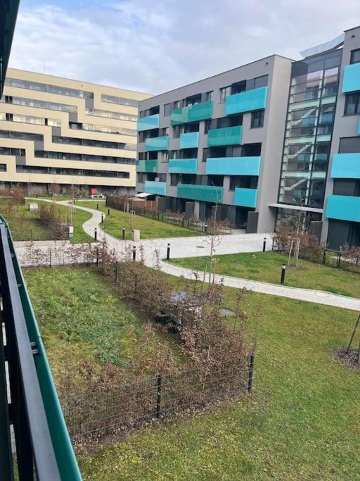 Apartman Holesovice,Balkon,Garaz プラハ エクステリア 写真