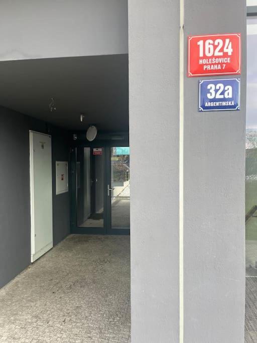 Apartman Holesovice,Balkon,Garaz プラハ エクステリア 写真