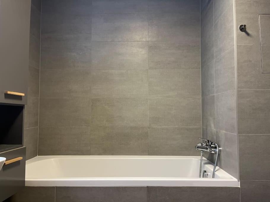 Apartman Holesovice,Balkon,Garaz プラハ エクステリア 写真