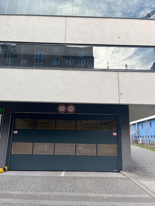 Apartman Holesovice,Balkon,Garaz プラハ エクステリア 写真