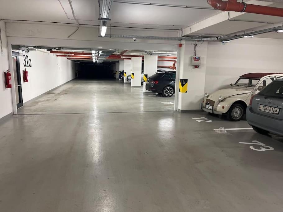 Apartman Holesovice,Balkon,Garaz プラハ エクステリア 写真